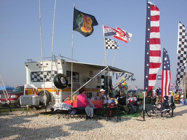 DSCN3596_1025.JPG - Race fans tailgating at the parking