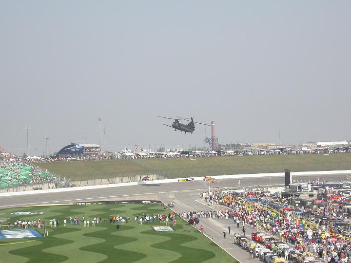 DSCN3630_1059.JPG - US Armys MH-47E Special Operations Aircraft (SOA) delivering the Ford Mustang Pacecar